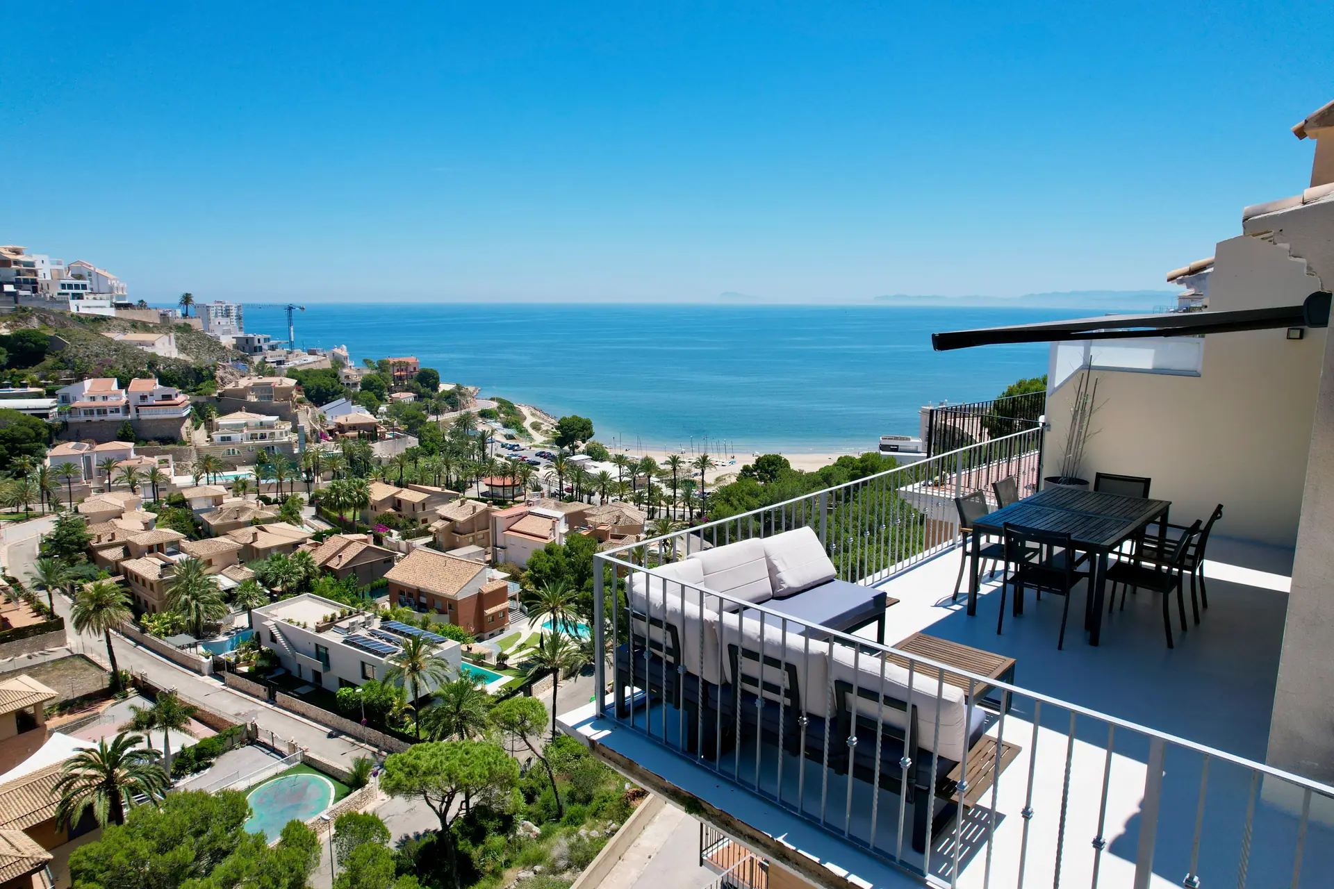 Vista aérea desde la terraza de Villa Cap Blanc: el mar Mediterráneo, la playa y las casas de Cullera