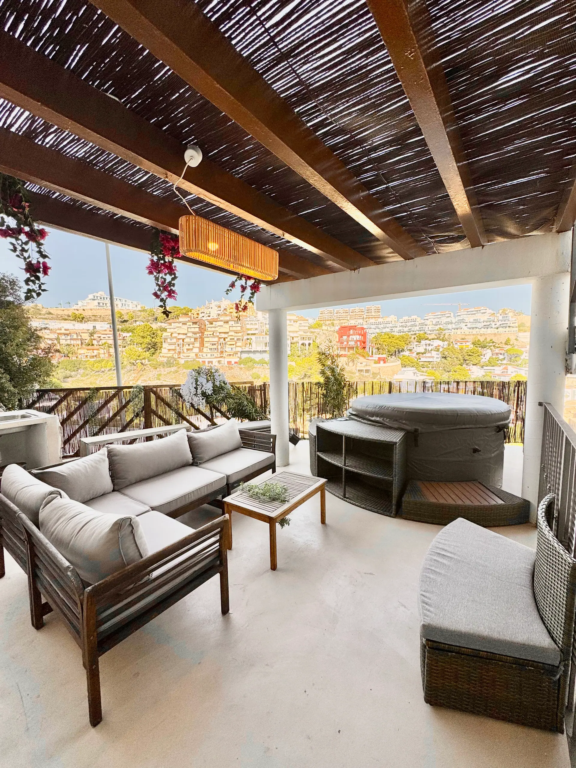 Terraza con jacuzzi y sofás bajo la pérgola en Villa Cap Blanc 6p