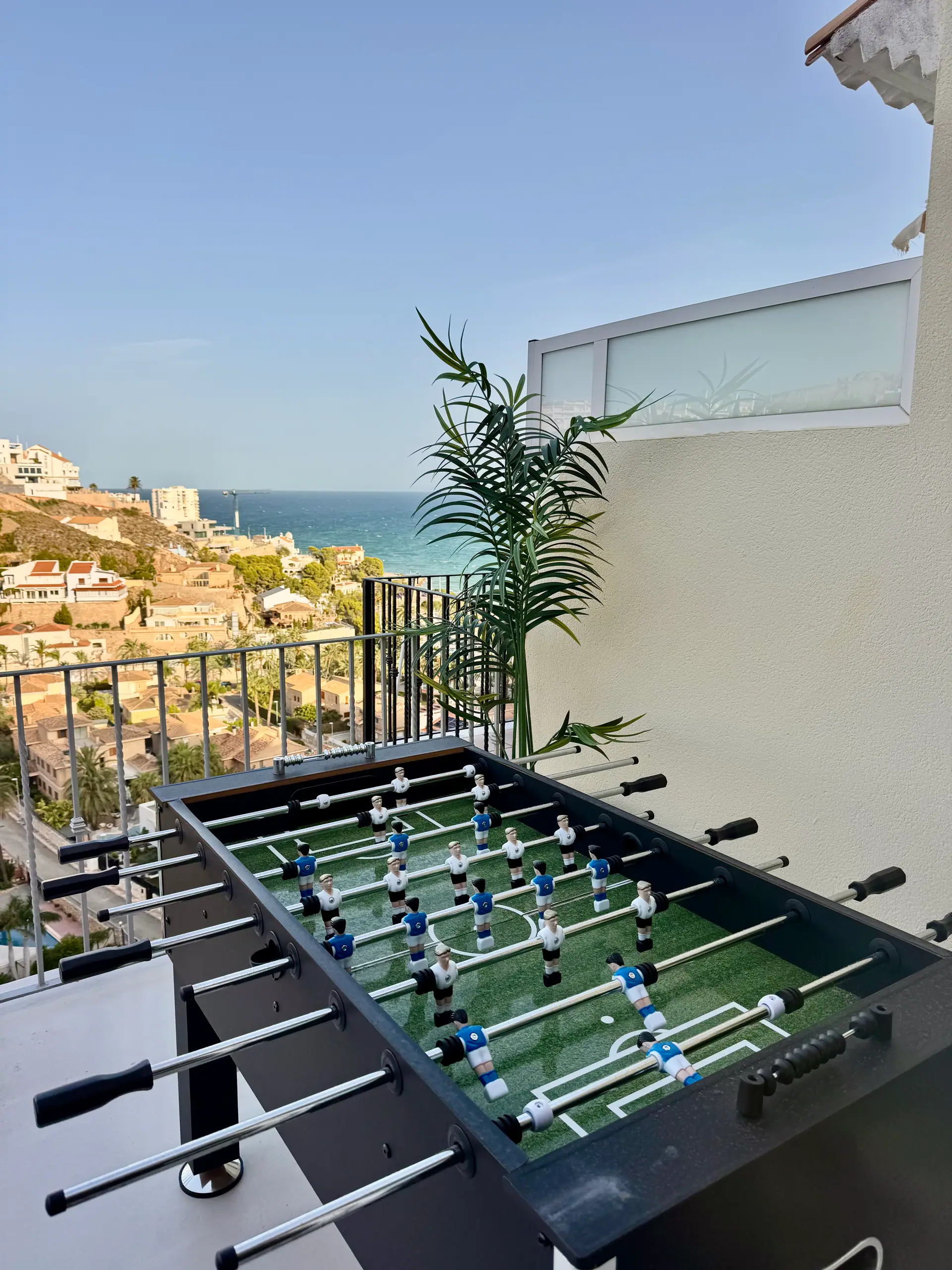 Futbolín en la terraza de Villa Cap Blanc 6p con el mar al fondo